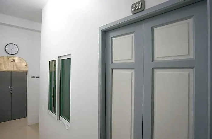 D-hub Hotel 2*